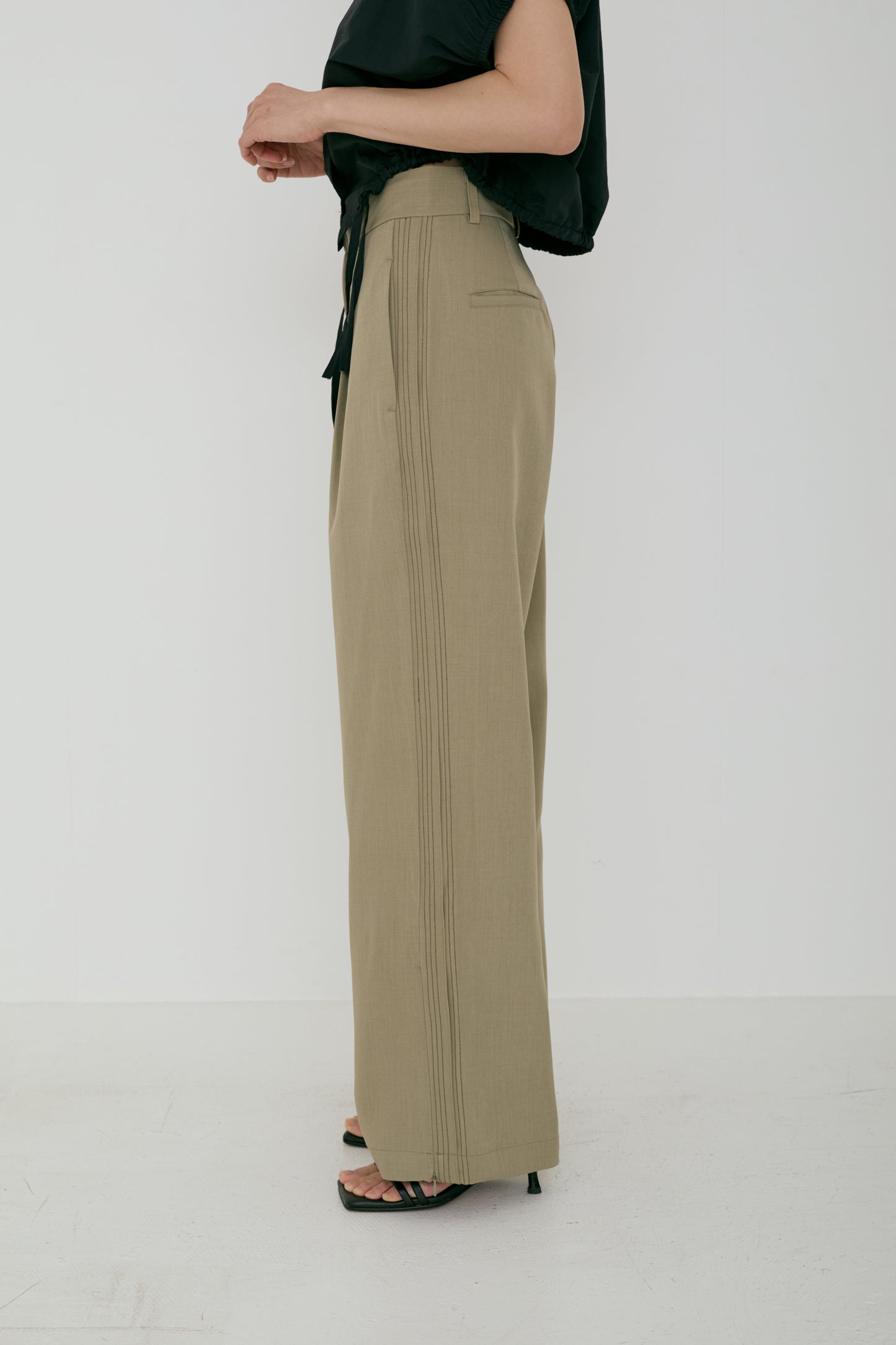 <RE STOCK> line tuck tracksuit