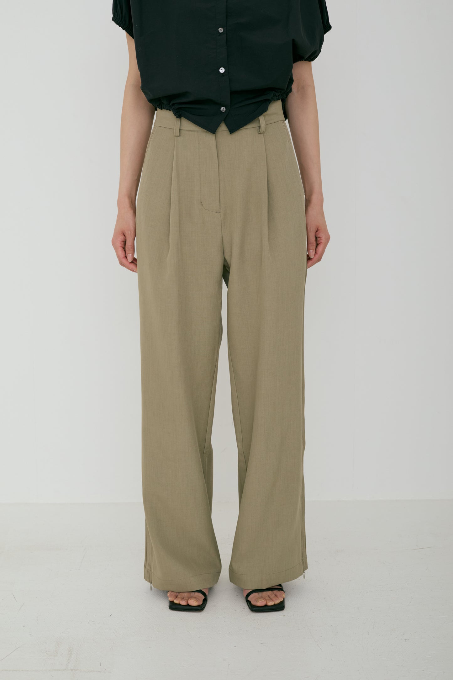 <RE STOCK> line tuck tracksuit