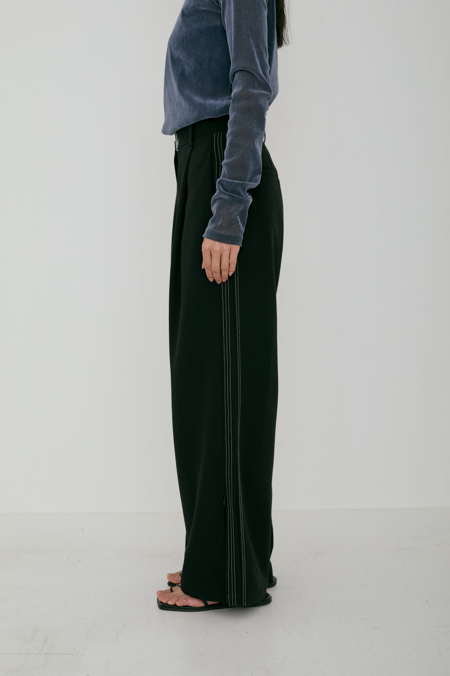 <RE STOCK> line tuck tracksuit