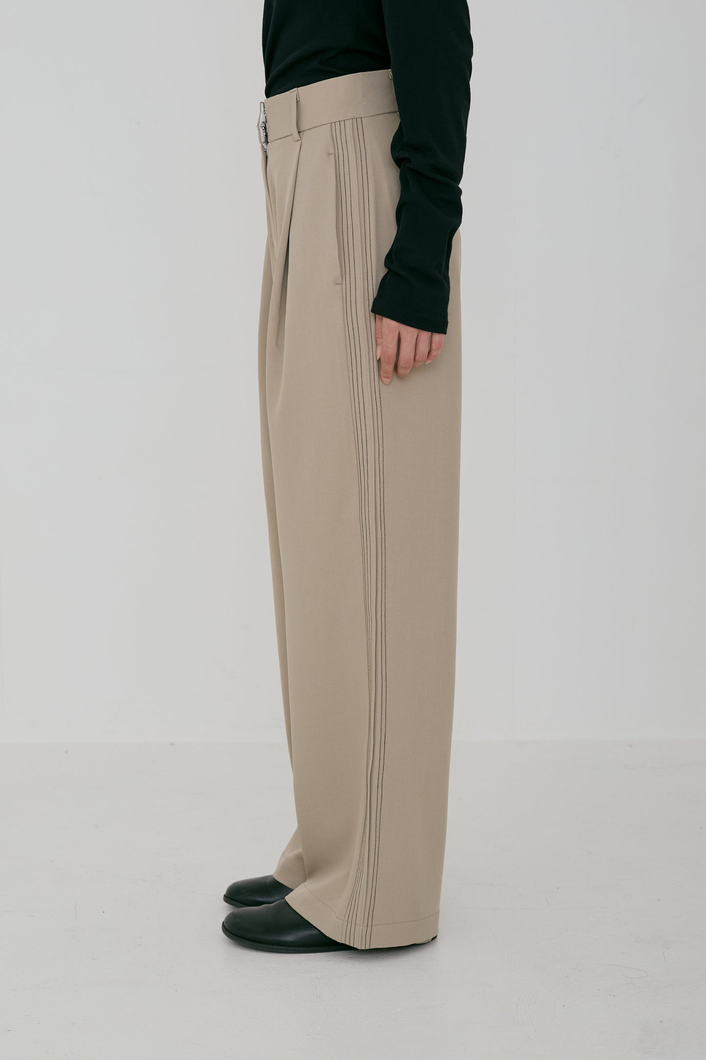 <RE STOCK> line tuck tracksuit