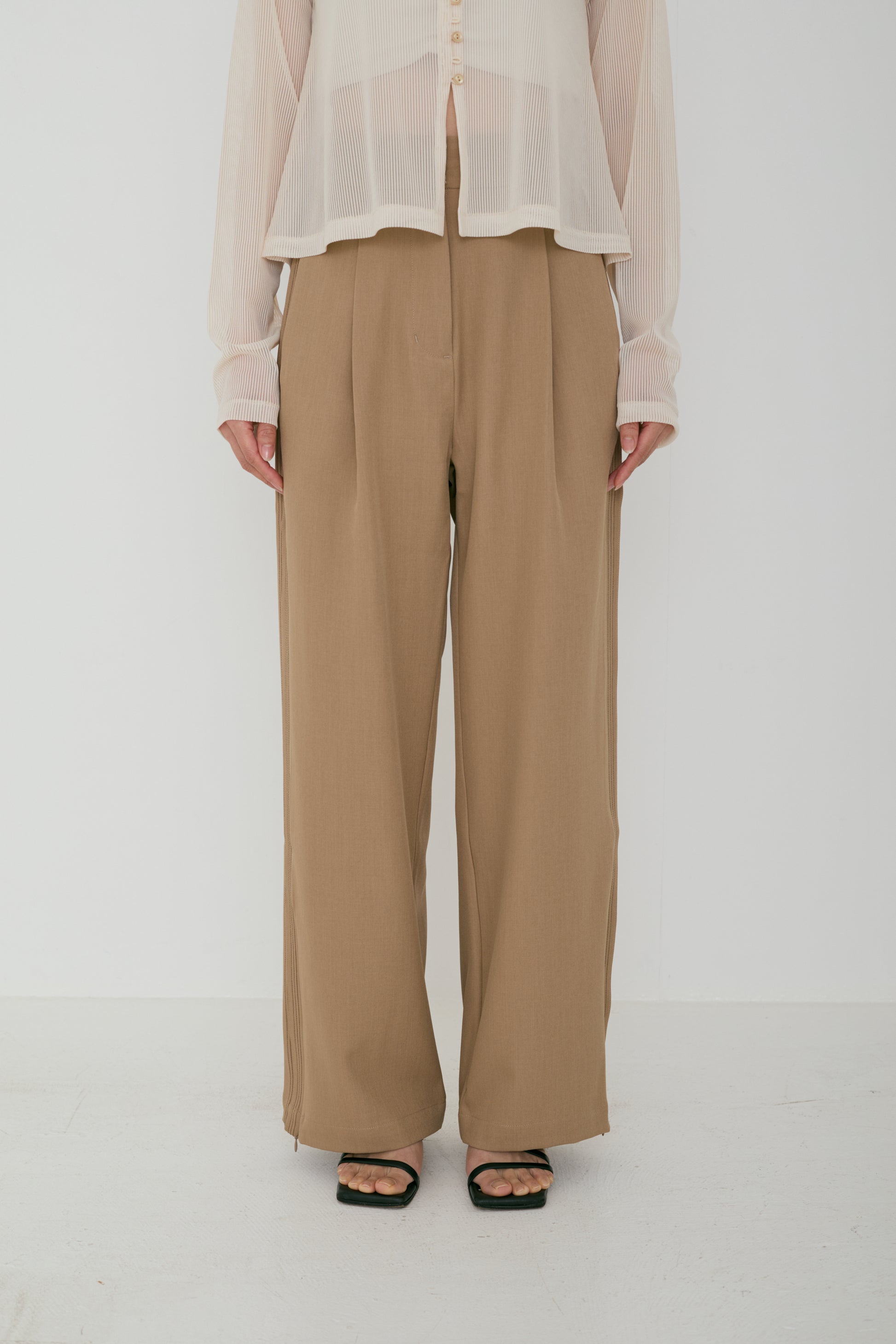 line tuck tracksuit – Alia