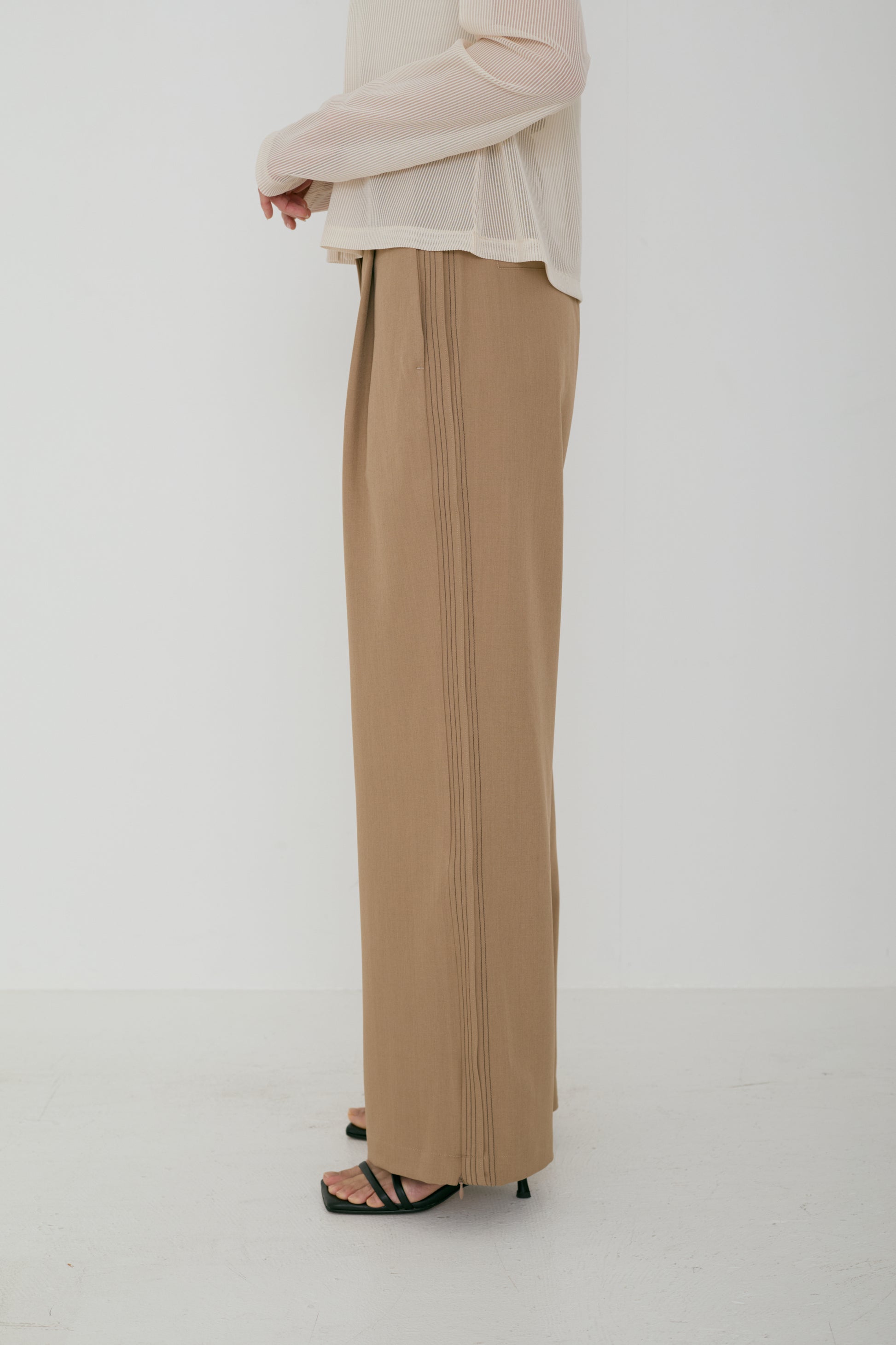 パンツ Alia line tuck tracksuit Alia_0222_0233_1946x.jpg?v=
